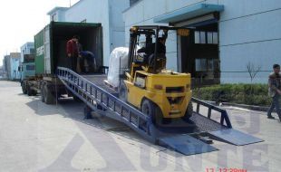 用了這個(gè)，可以讓您365天出貨不停歇-移動(dòng)式液壓登車(chē)橋