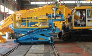 靈活小型高空作業(yè)平臺(tái)，適用于酒店照明維護(hù)